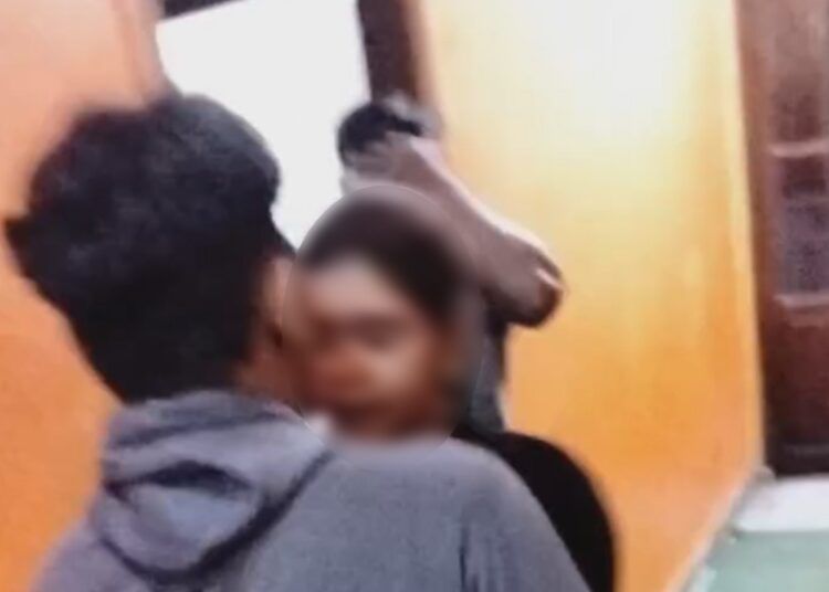 Sebuah video yang memperlihatkan seorang pria menggerebek seorang perempuan yang diduga istrinya bersama seorang pria di sebuah kamar di wilayah Kabupaten Agam, Sumatera Barat, viral di media sosial. Foto: Tangkapan layar media sosial