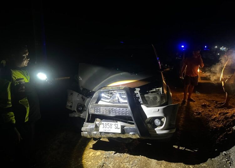 Salah satu mobil yang terlibat tabrakan di kawasan Jorong Ampar Putih, Nagari Sungai Aua, Kecamatan Sungai Aua, Kabupaten Pasaman Barat, pada Selasa (7/7/2026) sekitar pukul 18.45 WIB. Foto: Polres Pasaman Barat