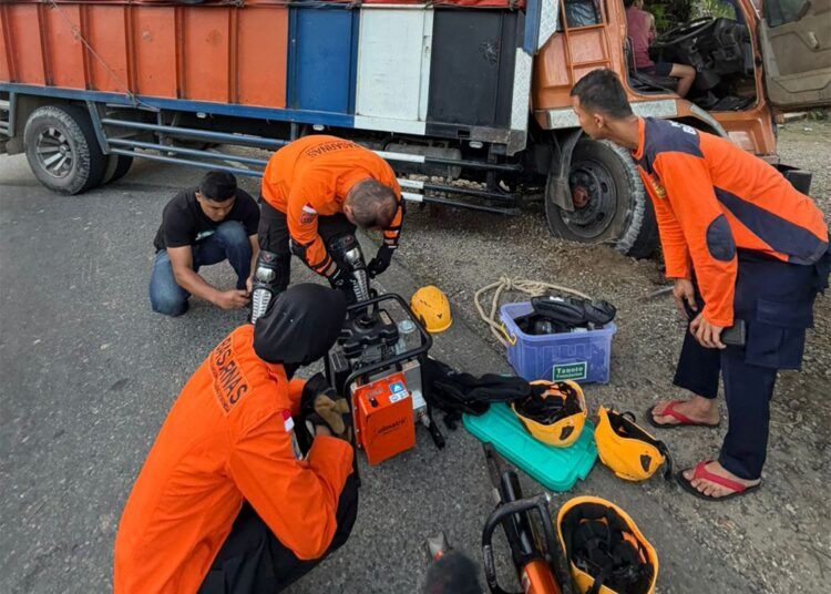 Tim SAR Gabungan mengevakuasi pengemudi truk yang terjepit di dalam kendaraan usai menabrak pohon sawit di Jalan Raya Simpang 4 Aia Gadang, Kecamatan Pasaman, Kabupaten Pasaman Barat, Sumatera Barat, Rabu (8/7/2026) pukul 06.00 WIB.
