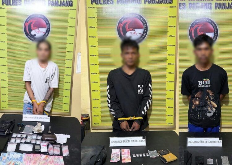 Polisi menangkap tiga pria di sebuah rumah di Jorong Pulai, Nagari Tanjung Barulak, Kecamatan Batipuh, Kabupaten Tanah Datar, Sumatera Barat, pada Senin (6/7/2026) sekitar pukul 19.00 WIB karena diduga mengedarkan narkoba. Foto: Polres Padang Panjang