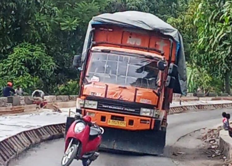Sebuah truk fuso mogok di tanjakan Pasar Talang, Kecamatan Gunung Talang, Kabupaten Solok, Rabu (8/7/2026). Insiden tersebut menyebabkan kemacetan panjang di jalur utama Padang–Solok