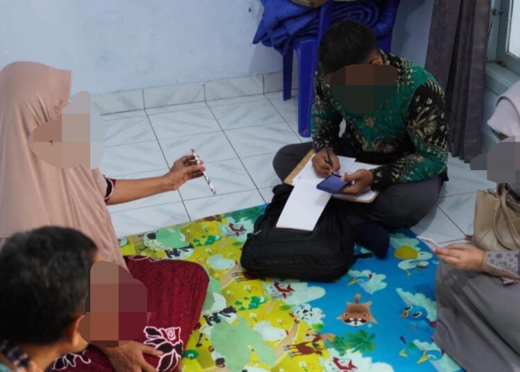 Petugas Sensus Ekonomi 2026 mendatangi rumah warga di Kecamatan Pantai Cermin, Kabupaten Solok.
