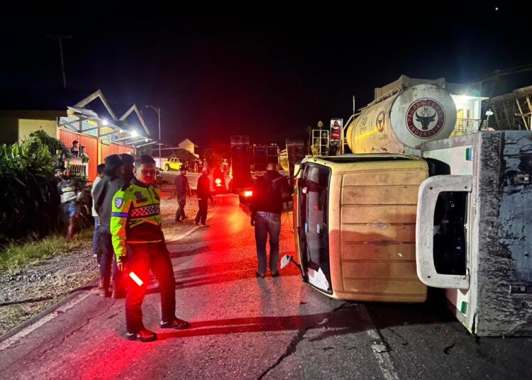 Truk Mitsubishi Colt Diesel bermuatan bahan makanan beku terbalik setelah mengalami selip di Jalan Lintas Padang-Solok, tepatnya di kawasan Jorong Sukarami, Nagari Koto Gaek, Kecamatan Gunung Talang, Kabupaten Solok, pada Selasa (8/7/2026) sekitar pukul 17.53 WIB. Foto: Polres Solok