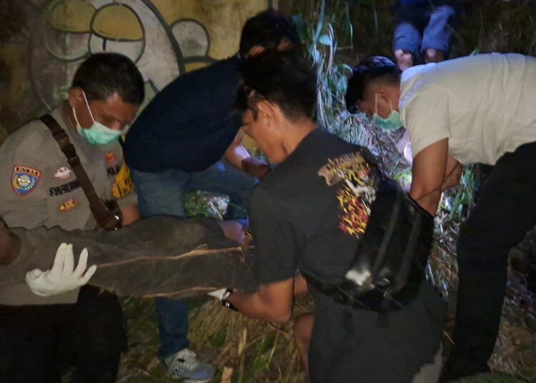 Mayat pria ditemukan di bawah flyover atau jembatan layang kawasan Bandara Internasional Minangkabau (BIM), Korong Duku, Nagari Kasang, Kecamatan Batang Anai, Kabupaten Padang Pariaman, Sumatera Barat, pada Rabu (8/7/2026) sore. Foto: Polsek Batang Anai