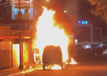 Sebuah Mobil Terbakar di Bukittinggi, Begini Kondisi Sopir