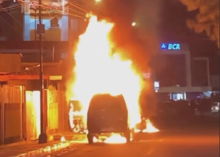 Satu unit mobil Suzuki Colt T120 hangus terbakar di samping Hotel Dymens, tepatnya di Jalan Nawawi, Kelurahan Tarok Dipo, Kecamatan Guguak Panjang, Kota Bukittinggi, Sumatera Barat, pada Kamis (9/7/2026) pagi. Foto: Tangkapan layar media sosial