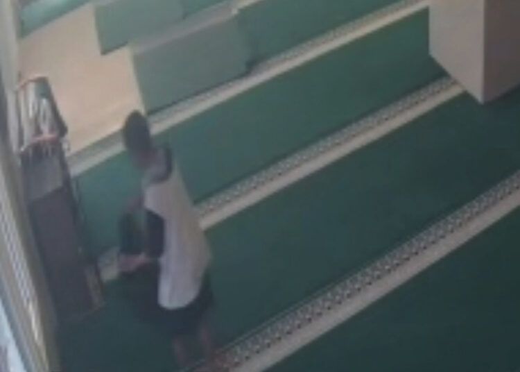 Seorang bocah laki-laki diduga mencuri kotak amal di Masjid Al-Ikhwan di Tepi Bandar Kali RT 06 RW 05, Kelurahan Sawahan Timur, Kecamatan Padang Timur, Kota Padang, Sumatera Barat, pada Jumat (3/7/2026). Foto: Tangkapan layar rekaman CCTV masjid
