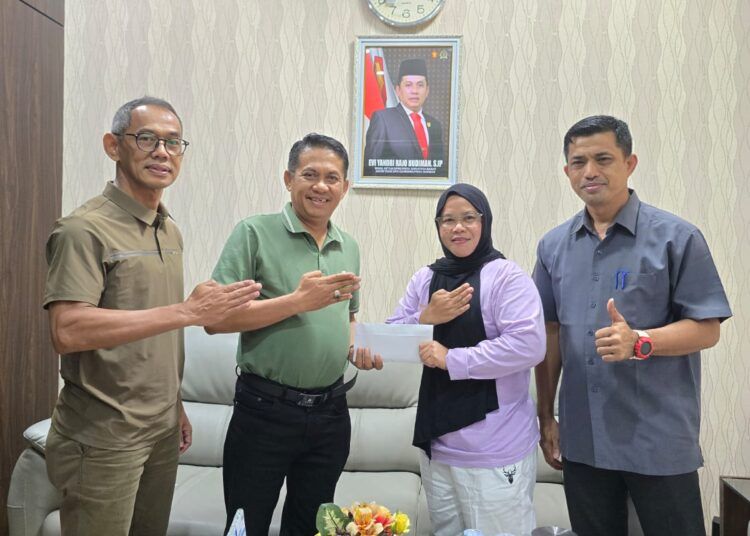 Ketua Umum INKADO Sumbar Evi Yandri Rajo Budiman melepas Martinel Prihastuti yang akan mengikuti Ujian Sertifikasi Wasit/Juri Asian Karate Federation (AKF) di Bangladesh pada 15–17 Juli 2026.