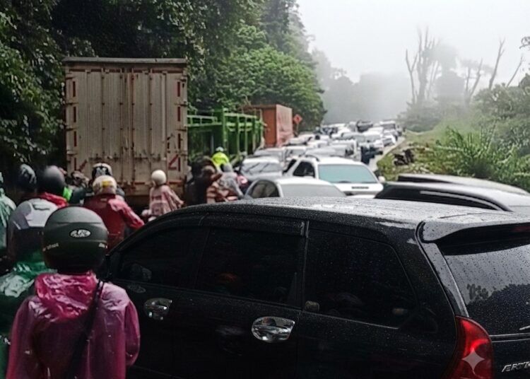 Antrean kendaraan mengular di jalur Sitinjau Lauik, Kamis (9/7/2026) sore.