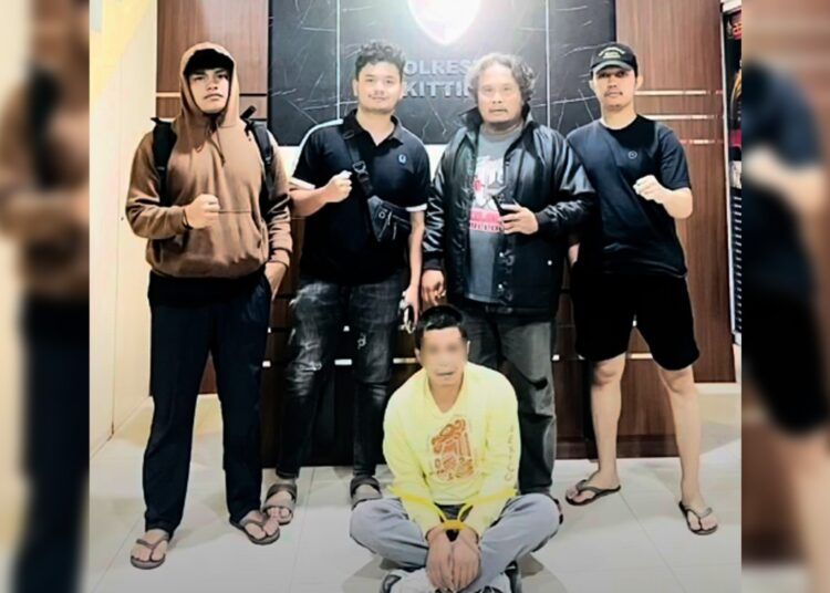 Polisi menangkap seorang pria di Kelurahan Tarok Dipo, Kecamatan Guguk Panjang, Bukittinggi, Sumatera Barat (Sumbar), pada Rabu (8/7/2026) pukul 22.33 WIB karena dilaporkan mencuri uang Rp150 juta di toko plastik. Foto: Polresta Bukittinggi