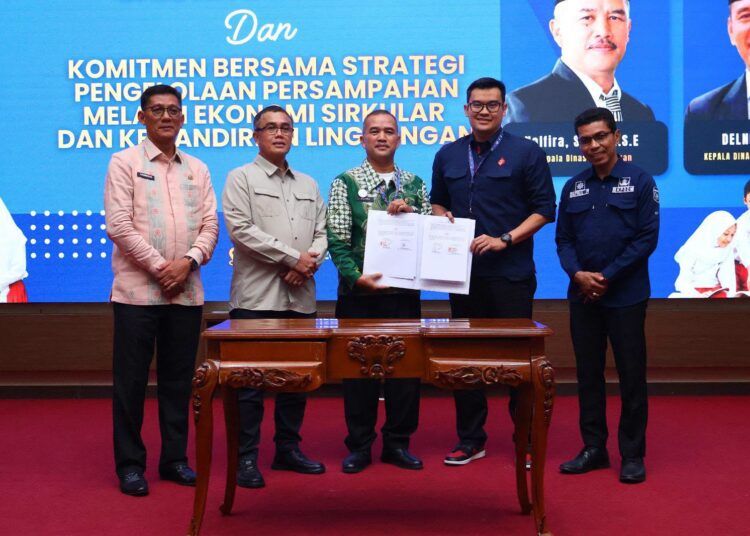 Sekda Payakumbuh Rida Ananda mewakili Wali Kota Zulmaeta meluncurkan dan menandatangani komitmen bersama proyek perubahan peserta Pelatihan Kepemimpinan Nasional (PKN) Tingkat II di Balai Kota Payakumbuh, Kamis (9/7/2026).