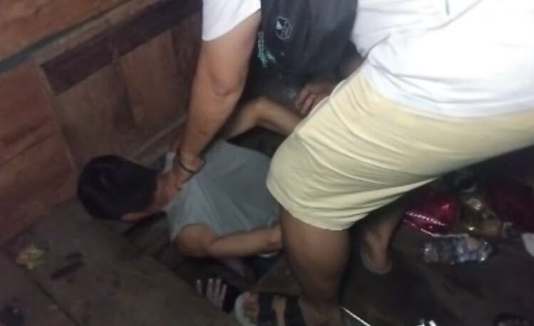 Polisi menangkap seorang pria di sebuah rumah kayu di atas bukit, Kelurahan Lambung Bukit, Kecamatan Pauh, Kota Padang, pada Rabu (8/7/2026) malam atas dugaan mengedarkan dan memakai sabu-sabu.