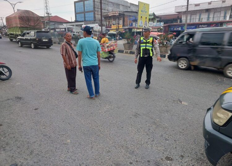 Polisi olah TKP kecelakaan lalu lintas melibatkan sebuah motor dan truk tronton terjadi di Jalan Lintas Sumatera, tepatnya di depan Masjid Al-Ikhwan, Jorong Balai Tangah, Nagari Sungai Rumbai, Kabupaten Dharmasraya, Sumatera Barat, pada Kamis (9/7/2026) sekitar pukul 17.30 WIB. Foto: Polres Dharmasraya