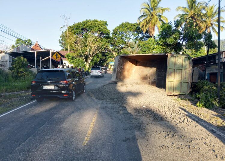 Sebuah truk bermuatan kerikil rebah kuda di Jalan Lintas Bukittinggi–Payakumbuh, tepatnya di Nagari Sungai Cubadak, Kecamatan Baso, Kabupaten Agam, pada Jumat (10/7/2026) sekitar pukul 05.00 WIB.