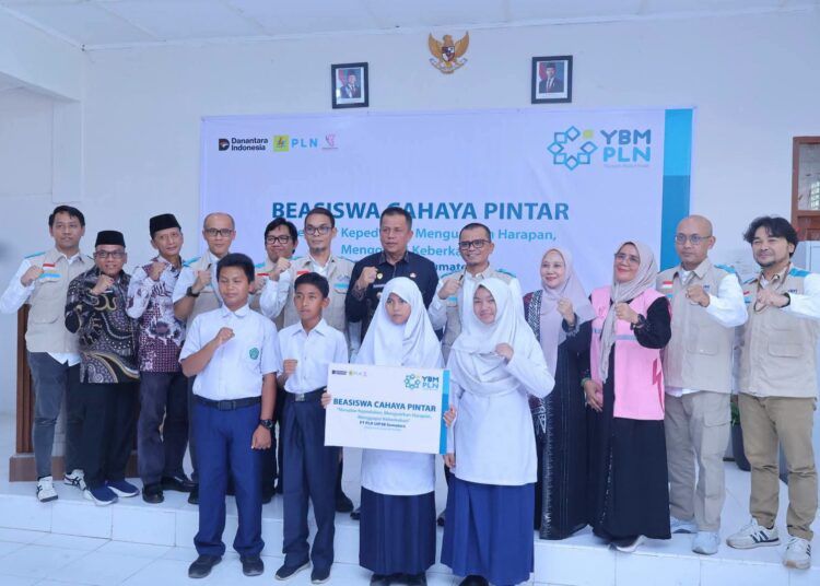 Sebanyak 88 siswa berprestasi dari keluarga kurang mampu di Kota Payakumbuh menerima bantuan Beasiswa Cahaya Pintar dari Yayasan Baitul Maal (YBM) PLN Unit Induk Penyaluran dan Pusat Pengatur Beban (UIP3B) Sumatera.