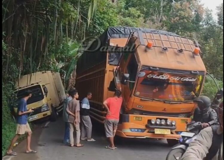 Kecelakaan lalu lintas terjadi di Jalan Lintas Bukittinggi–Medan, tepatnya di tanjakan Triarga, Jorong Koto Rantang, Kecamatan Palupuh, Kabupaten Agam, pada Sabtu (10/7/2026). Foto: Tangkapan layar media sosial