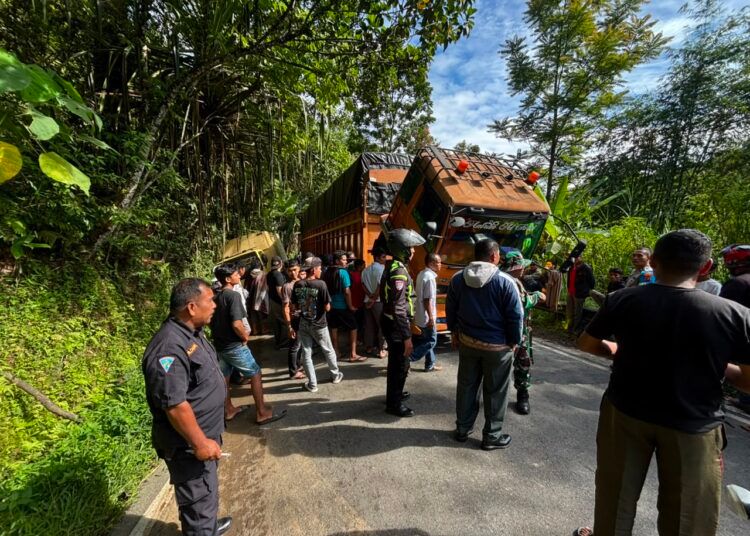 Arus lalu lintas di jalan lintas Bukittinggi–Medan kembali normal setelah sempat lumpuh akibat dua truk menutup badan jalan di tanjakan Triarga, Jorong Koto Rantang, Kecamatan Palupuh, Kabupaten Agam, pada Jumat (10/7/2026) pagi.