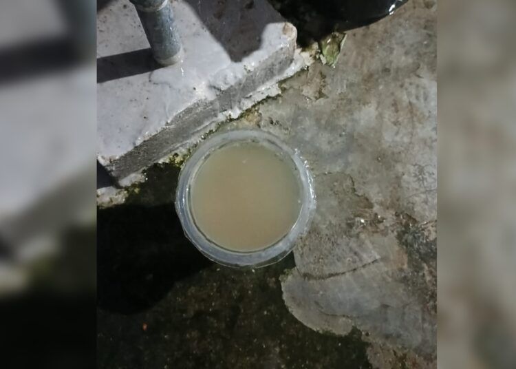 Kondisi air PDAM yang keruh dikeluhkan warga di beberapa kecamatan di Kota Padang. Kualitas air dinilai belum layak digunakan untuk kebutuhan sehari-hari.