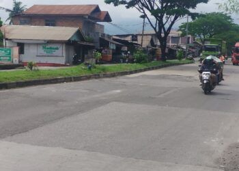 Jalan Bergelombang di Jalur Padang–Solok Ancam Keselamatan Pengendara, Warga Minta Perbaikan Segera