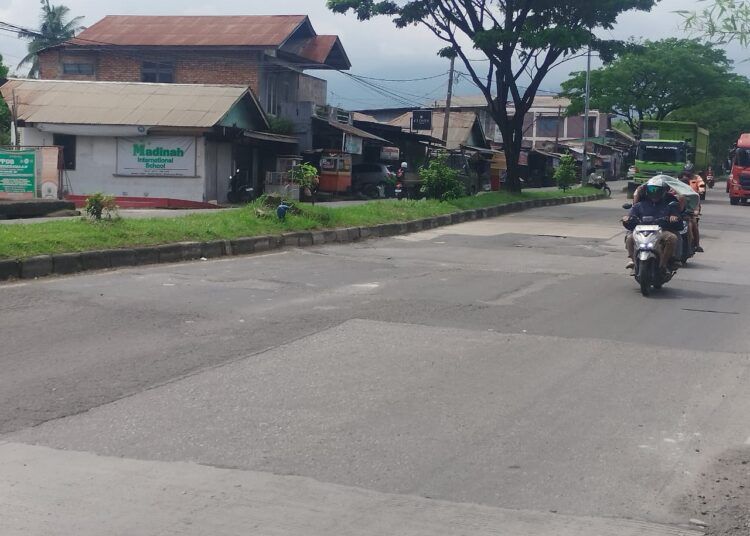 Kondisi ruas Jalan Padang–Solok di kawasan Rimbo Data, Kecamatan Lubuk Kilangan, Kota Padang, yang berlubang dan bergelombang dikeluhkan warga karena dinilai kerap menyebabkan pengendara sepeda motor terjatuh.