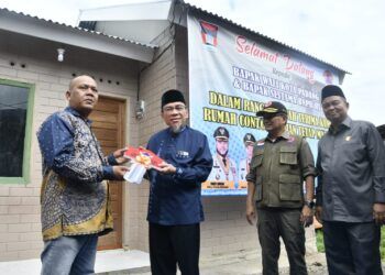 Wawako Padang Serahkan Kunci Huntap untuk Korban Bencana, BNPB Minta 22 Rumah Lagi Segera Dibangun