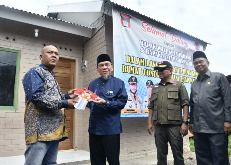 Wakil Wali Kota Padang Maigus Nasir menyerahkan kunci Hunian Tetap (Huntap) Mandiri kepada warga terdampak bencana hidrometeorologi di Kampung Tanjung, Kecamatan Kuranji, Jumat (10/7/2026).