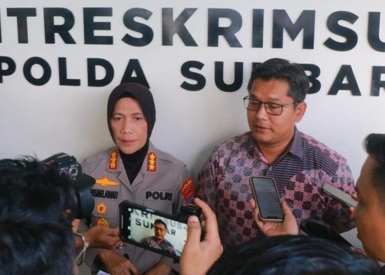 Kabid Humas Polda Sumbar Kombes Pol Susmelawati Rosya menyampaikan keterangan pers terkait penyelidikan dugaan korupsi pengadaan batubara di PLTU Ombilin, Sawahlunto, Jumat (10/7/2026).