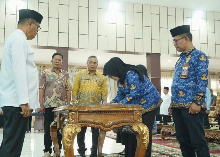 Bupati Solok Selatan Khairunas melantik pejabat administrator dan pejabat pengawas di lingkungan Pemerintah Kabupaten Solok Selatan, Jumat (10/7/2026).
