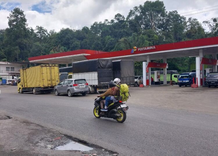 Antrean kendaraan jenis truk mengular hingga sekitar 500 meter di Stasiun Pengisian Bahan Bakar Umum (SPBU) Lubuk Selasih, Kabupaten Solok, Sumatera Barat, pada Sabtu (11/7/2026) siang.