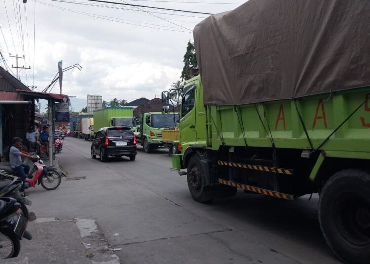 Arus lalu lintas di Jalan Lintas Padang-Solok, tepatnya di kawasan Koto Gadang Guguak, Kecamatan Gunung Talang, Kabupaten Solok, macet parah pada Sabtu (11/7/2026) siang.