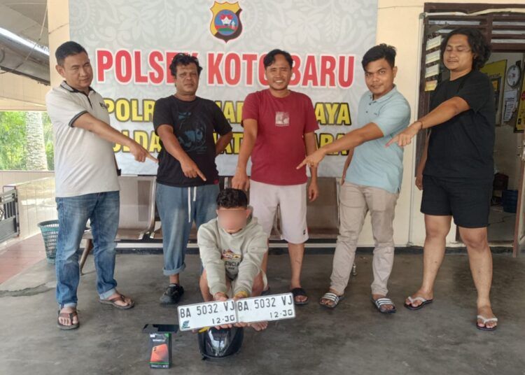 Polisi menangkap seorang tukang pangkas di Desa Tukum, Kecamatan Jujuhan, Kabupaten Muaro Bungo, Jambi, pada Jumat (10/7/2026) sekitar pukul 3.00 WIB karena dilaporkan menggelapkan sepeda motor majikannya di Dharmasraya, Sumatera Barat (Sumbar). Foto: Polsek Koto Baru