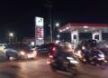 Antrean Pengendara Pencari BBM Mengular sampai 1 Kilometer di SPBU Koto Baru Solok