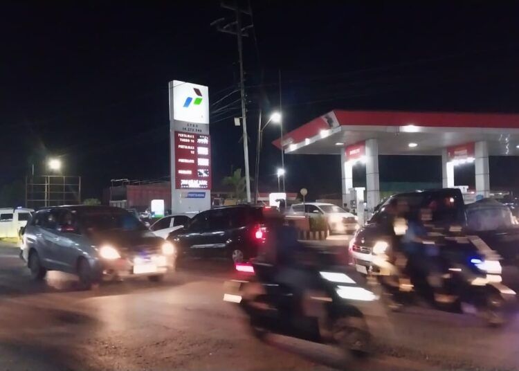 Antrean kendaraan yang memburu Biosolar dan Pertalite mengular sekitar satu kilometer di SPBU 14273548 Jalan Raya Padang-Solok, Koto Baru, Kecamatan Kubung, Kabupaten Solok, Sumatera Barat (Sumbar), pada Sabtu (11/7/2026) malam. Foto: Mengki Kurniawan
