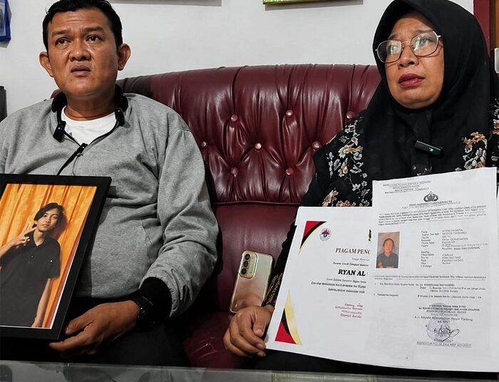 Irvan Adrian dan Ade Melliza di rumahnya pada Sabtu (11/7/2026) memperlihatkan foto anaknya, Ryan Al Ghifari, yang hilang delapan bulan.