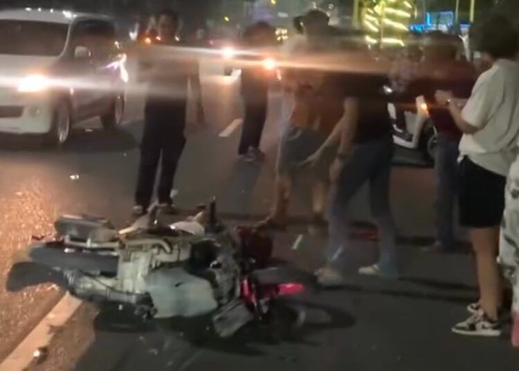 Sebuah sepeda motor tergeletak di jalan setelah ditabrak oleh sebuah mobil di Jalan Rasuna Said, dekat Simpang Masjid Muhsinin, Kelurahan Rimbo Kaluang, Kecamatan Padang Barat, Kota Padang, pada Minggu (12/7/2026) sekitar pukul 03.30 WIB.