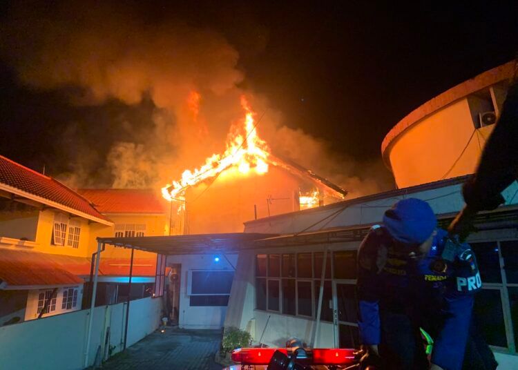 Dua gedung milik Pemerintah Kota Padang dan satu rumah penginapan terbakar di Jalan Sawahan Nomor 50, Kelurahan Sawahan Timur, Kecamatan Padang Timur, Senin (13/7/2026) dini hari.