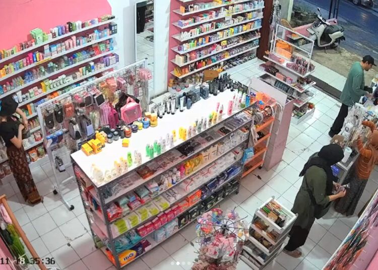 Sebuah video yang memperlihatkan detik-detik pencurian produk kecantikan oleh warga negara asing (WNA) di sebuah gerai kecantikan di Kabupaten Pasaman Barat beredar di media sosial. Foto: Tangkapan layar media sosial
