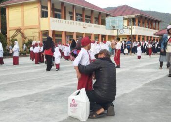 Gerakan Ayah Antar Anak Warnai Hari Pertama Sekolah di Padang Panjang