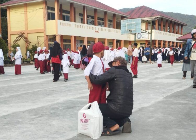 Hari pertama masuk sekolah Tahun Ajaran 2026/2027 di Kota Padang Panjang diwarnai dengan pelaksanaan Gerakan Ayah Mengantar Anak ke Sekolah (GAMAS), Senin (13/7/2026) pagi.