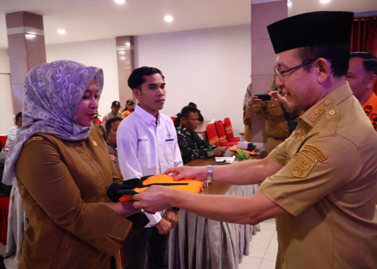 Wali Kota Payakumbuh Zulmaeta membuka kegiatan Pengembangan Kapasitas Tim Reaksi Cepat (TRC) BPBD Kota Payakumbuh Tahun 2026 di Hotel Mangkuto, Senin (13/7/2026)