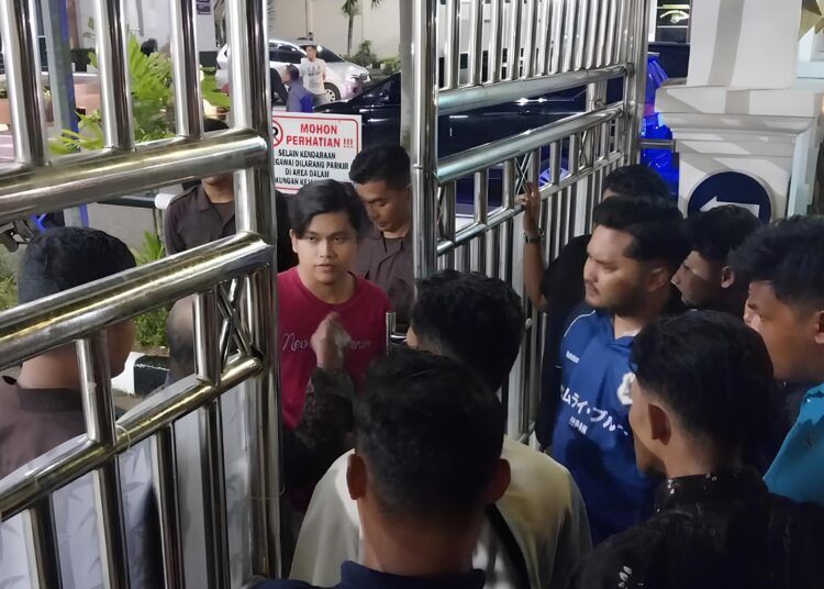 Mahasiswa UIN Imam Bonjol sekaligus aktivis aliansi OKP Sumbar Menggugat, Fadil Ramadhan, keluar dari Gedung Kejati Sumbar pada Minggu (12/7/2026) malam setelah diinterogasi sejak siang. Foto: Mengki Kurniawan/Sumbarkita