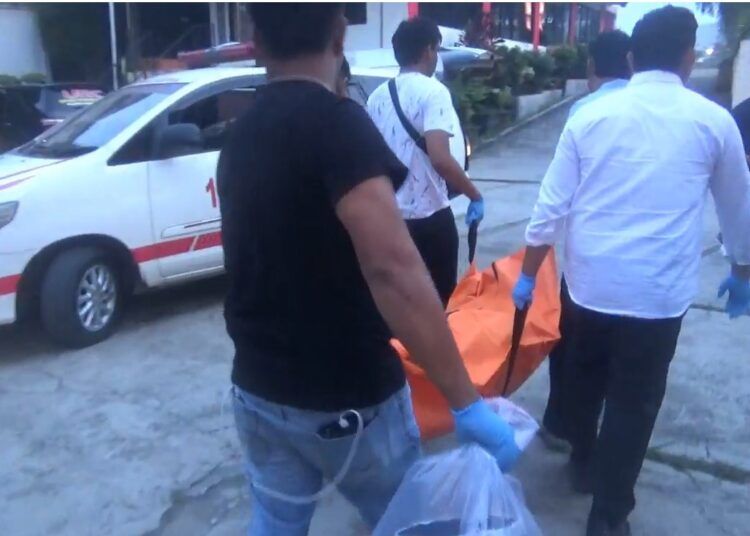 Poliis mengevaluasi jasad korban dari salah satu kamar hote di di Jorong Pasir Putih, Nagari Sungai Kambut, Kecamatan Pulau Punjung, Kabupaten Dharmasraya, Sumatera Barat, pada Senin (13/7/2026) sore.