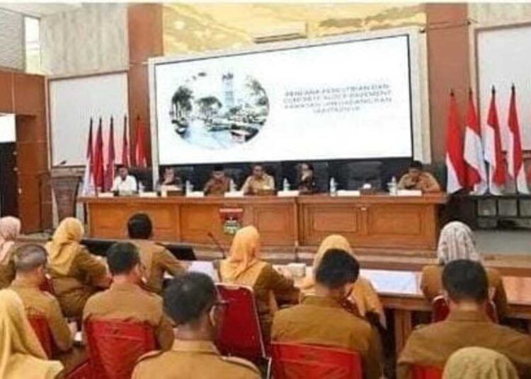 Wali Kota Bukittinggi, Ramlan Nurmatias, memimpin rapat koordinasi persiapan pembangunan sejumlah fasilitas umum di Aula Balai Kota Bukittinggi, Senin (13/7/2026).