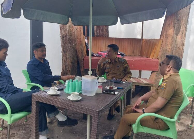 Kepala Dinas Komunikasi dan Informatika (Kadis Kominfo) Kota Pariaman, Yalvi Endri, bersama Kepala Bidang Informasi dan Komunikasi Publik (Kabid IKP) Diskominfo Kota Pariaman, Arifa Yulmarses, berbincang dengan tim Sumbarkita di Kantin Aula Balai Kota Pariaman, Selasa (14/7/2026). Dalam kesempatan itu, keduanya menjelaskan pengembangan program beasiswa Saga Saja Plus yang menggandeng sejumlah perguruan tinggi ternama di Indonesia. Foto: Mengki/Sumbarkita