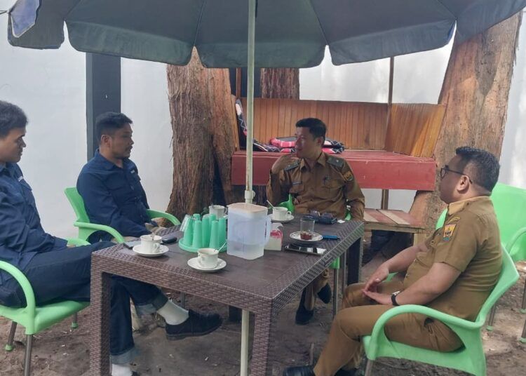 Kepala Dinas Komunikasi dan Informatika (Kadis Kominfo) Kota Pariaman, Yalvi Endri, bersama Kepala Bidang Informasi dan Komunikasi Publik (Kabid IKP) Diskominfo Kota Pariaman, Arifa Yulmarses, menyampaikan komitmen Pemerintah Kota Pariaman dalam menggratiskan SPP jenjang SD hingga SMA serta memperluas akses pendidikan bagi masyarakat saat berbincang dengan Sumbarkita di Balai Kota Pariaman, Selasa (14/7/2026).