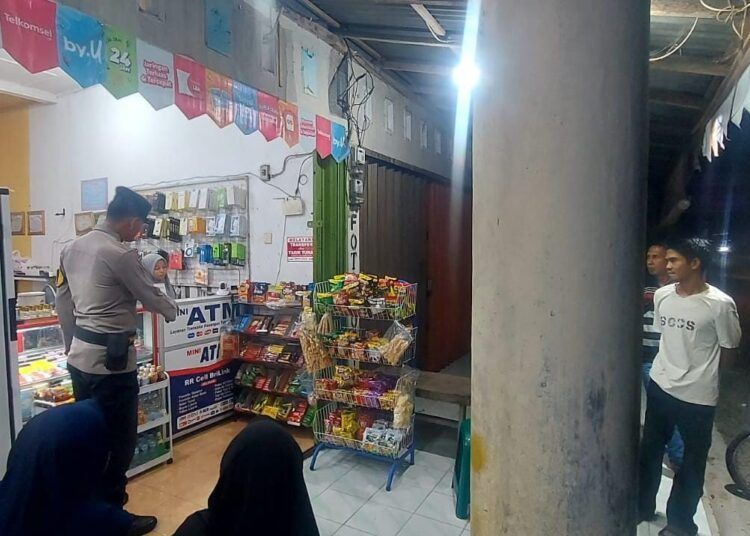 Polisi melakukan olah tempat kejadian perkara (TKP) terkait dugaan aksi hipnotis yang dilakukan dua warga negara asing (WNA) di kawasan Sungai Sariak, Kabupaten Padang Pariaman. Foto: Polsek VII Koto Sungai Sariak