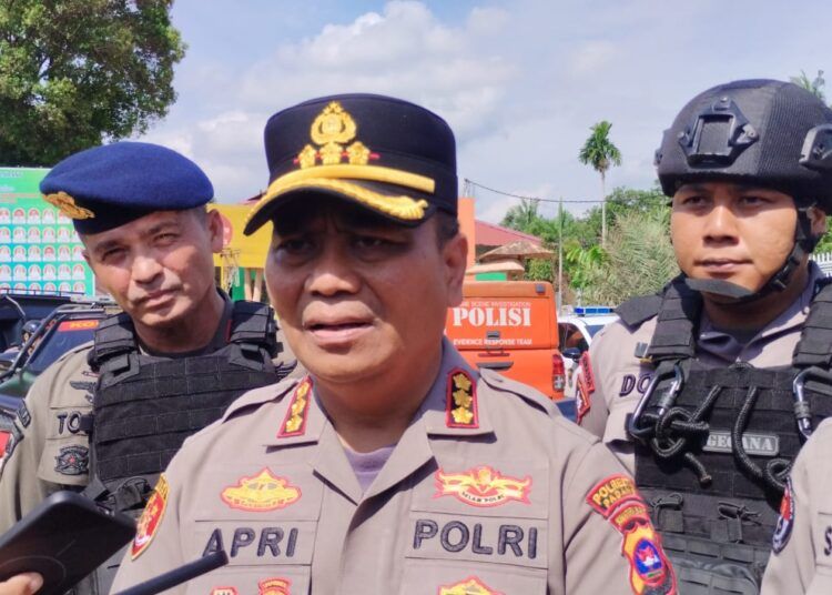 Kapolresta Padang Kombes Pol Apri Wibowo memberikan keterangan kepada wartawan terkait dugaan ledakan bom rakitan di lingkungan MAN 3 Padang, Selasa (14/7/2026)