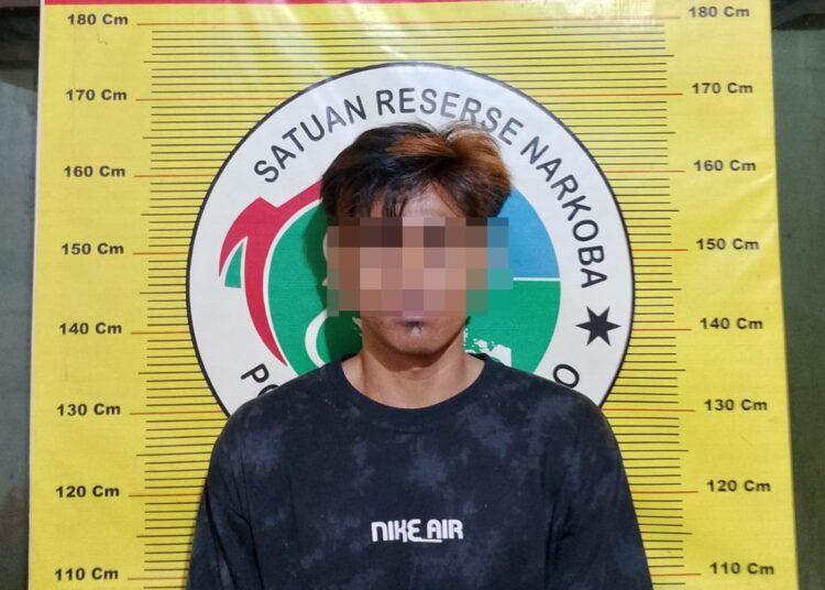 Polisi menangkap seorang pemuda di pinggir jalan di Kelurahan Kubang Sirakuk Utara, Kecamatan Lembah Segar, Sawahlunto, Sumatera Barat (Sumbar), pada Senin (13/7/2026) sekitar pukul 21.00 WIB karena diduga membeli sabu-sabu. Foto: Polres Sawahlunto