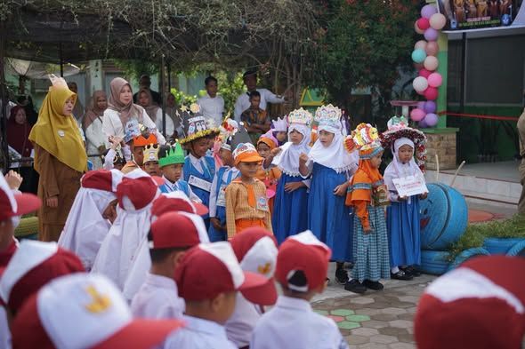 Wali Kota Payakumbuh Zulmaeta mengajak para ayah mengambil rapor dan mengantar anak pada hari pertama sekolah sebagai bagian dari Gerakan Ayah Teladan Indonesia untuk memperkuat peran keluarga dalam pendidikan anak.