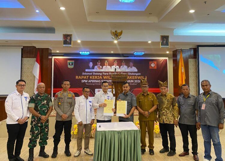 PT Bank Nagari bersama Dewan Pimpinan Wilayah (DPW) APERNAS Sumatera Barat (Sumbar) resmi menandatangani nota kesepahaman tentang layanan perbankan dan kredit perumahan di Hotel Sakura Syariah Lubuk Basung, Agam, pada Selasa (14/7/2026). Foto: Bank Nagari